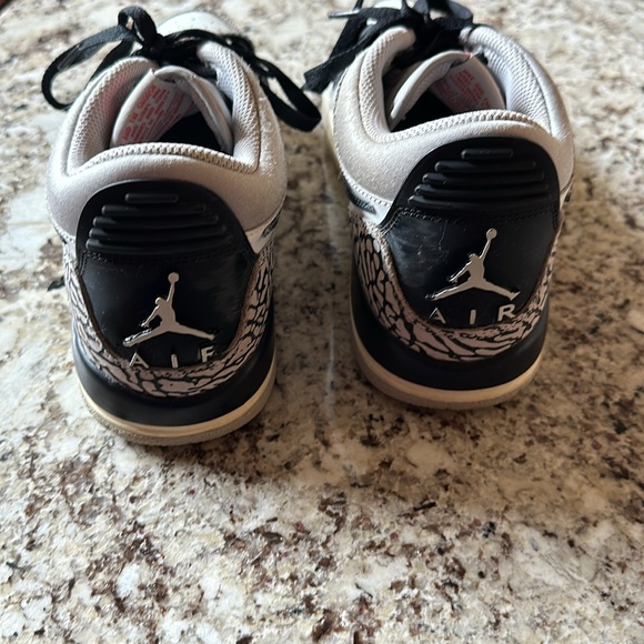 Boys Air Jordan NIKE shoes. Excellent condition/ gently used. Size 7. - Picture 2 of 7